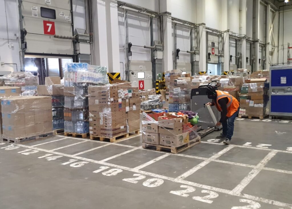 Ladungsträger von K.Hartwall im Lager des Einzelhandels